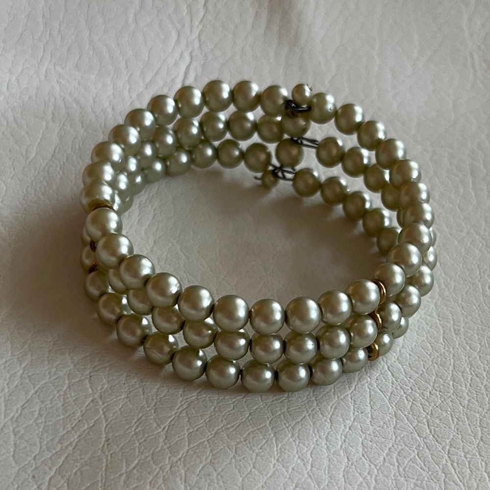 vintage (~1960s) | three-layer faux pearl coiled wire bracelet - Picture 2 of 5
